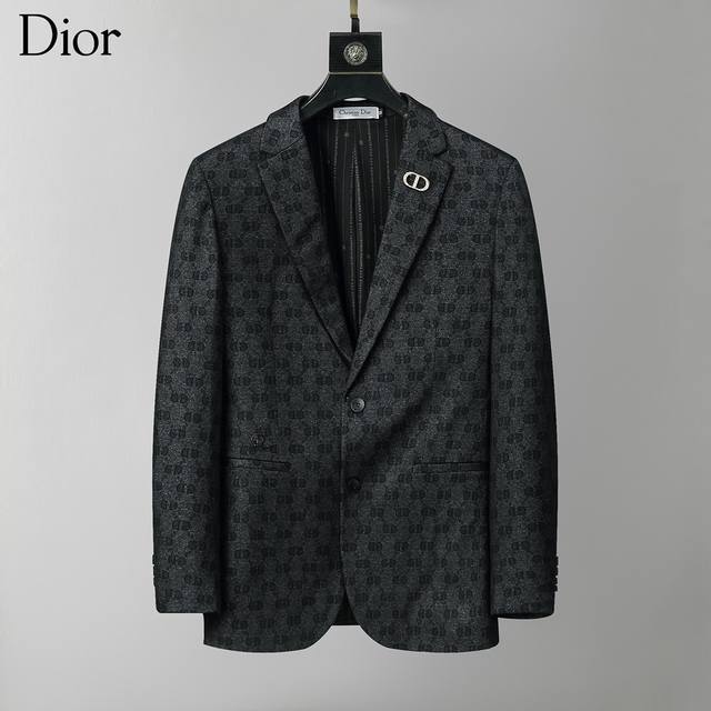 Dior 2023秋冬新品时尚男士西服贸易公司渠道货 人气极高的一款单品.通体的造型颇具设计感 在视觉方面足矣吸引眼球完美诠释了品牌的特质及灵魂所在.客供进口顶