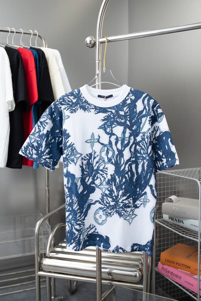 Lv 2023Ss春夏新款短袖 这款清新的棉质 T 恤采用精致的提花针织图案 引人注目.它采用该系列的 Monogram Aquagarden 珊瑚和海藻展示