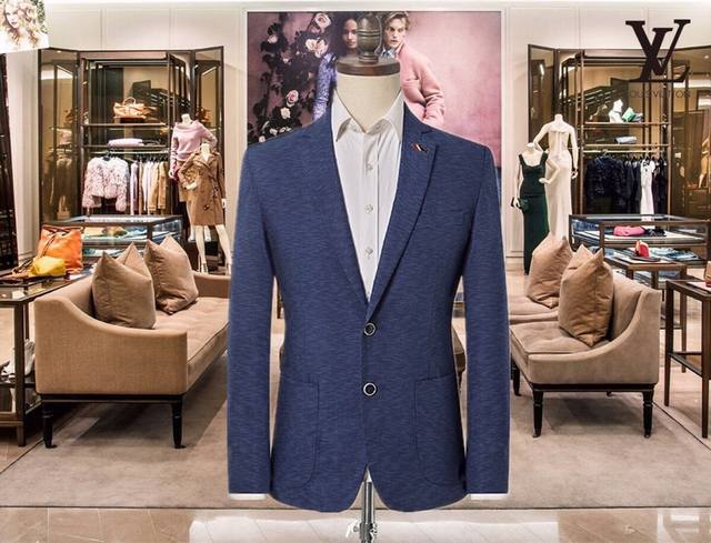 路易威登 Lv Louis Vuitton 新品原单西装上衣 年度最具代表性时尚设计元素 选用进口面料 质地非常好 错过不再有 实穿率极其高 上身非常帅气 时尚