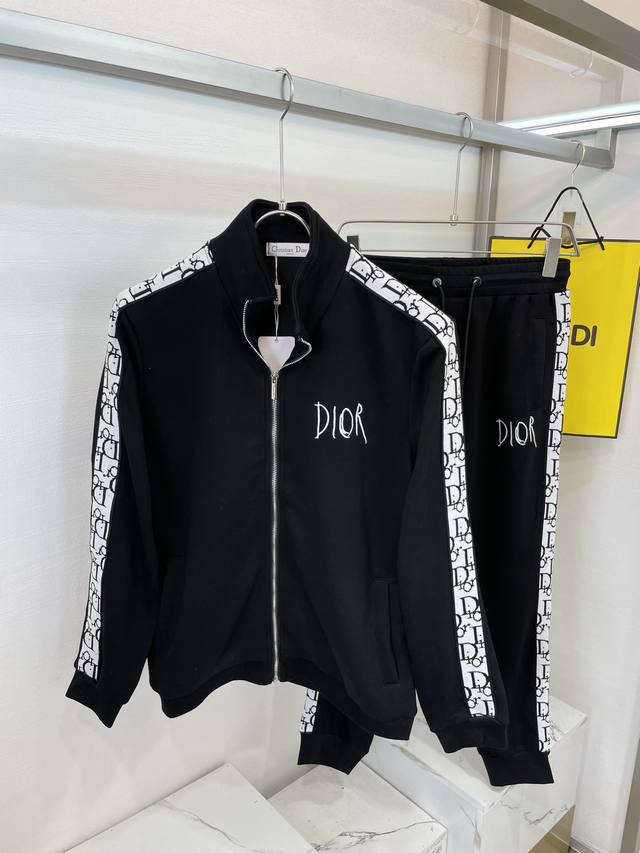 支持年后退换 Dior 2023Ss新款男士拉链卫衣套装 商务休闲款 重在面料 婴儿肌肤般的柔滑 客供定织料 入手便知极具柔滑面料 手感柔软亲肤 上身挺括有型