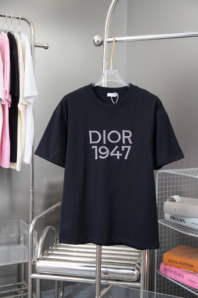 高品质 Dior 24早春新款短袖 1947系列系列 进口岛田机器高密度刺绣logo字母 官网同步 专柜纯棉面料 贴肤舒适 耐看又好穿 原厂工艺一丝不苟 定制
