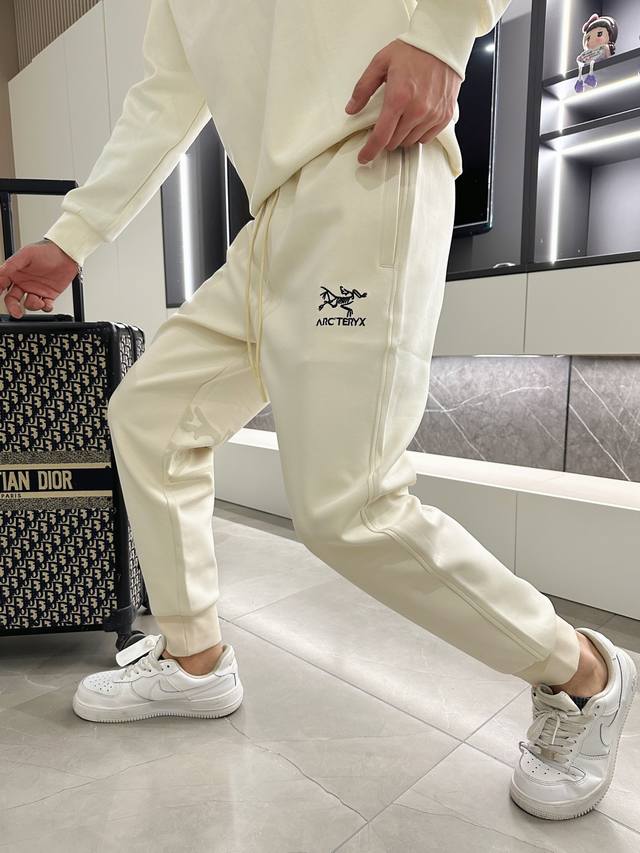 始祖鸟 2024春季新款休闲裤！官网同步发售。品牌经典logo休闲裤 ，定制面料，舒适度极好，手触感强烈。辨识度极高，完美品相工艺。 尺码：M-3Xl
