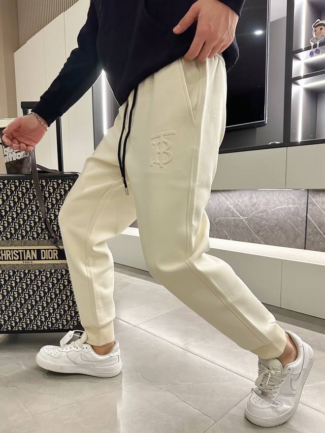 巴宝莉 2024春季新款休闲裤！官网同步发售。品牌经典logo休闲裤 ，定制面料，舒适度极好，手触感强烈。辨识度极高，完美品相工艺。 尺码：M-3Xl