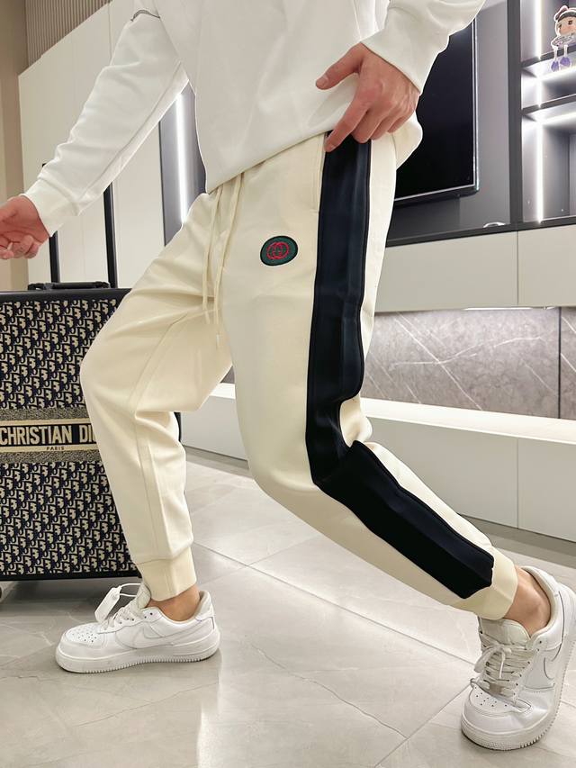 古奇 2024春季新款休闲裤！官网同步发售。品牌经典logo休闲裤 ，定制面料，舒适度极好，手触感强烈。辨识度极高，完美品相工艺。 尺码：M-3Xl