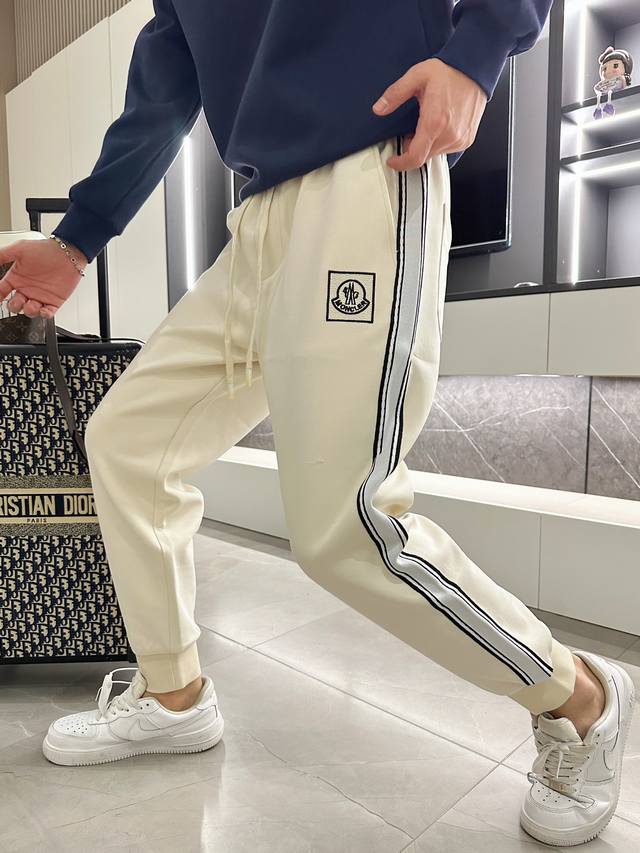蒙口 2024春季新款休闲裤！官网同步发售。品牌经典logo休闲裤 ，定制面料，舒适度极好，手触感强烈。辨识度极高，完美品相工艺。 尺码：M-3Xl