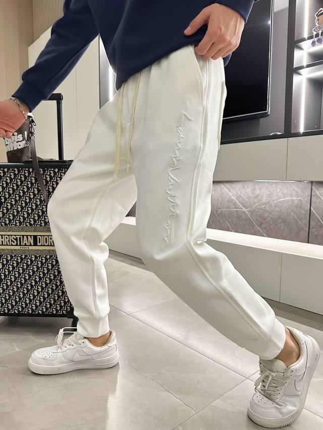 Lv 2024春季新款休闲裤！官网同步发售。品牌经典logo休闲裤 ，定制面料，舒适度极好，手触感强烈。辨识度极高，完美品相工艺。 尺码：M-3Xl