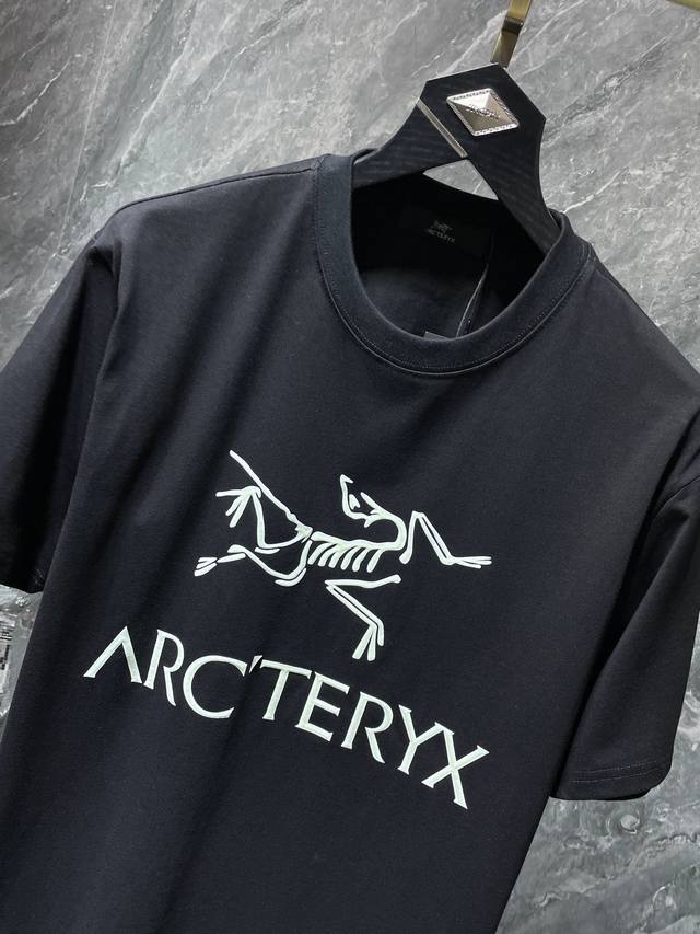 夏季上新 Arc'Teryx 2024Ss 260G 高克重环保优质面料 经典logo 夜光版 短袖t恤 特殊拉丝工艺 复刻版本1比1 潮人必备款 推荐颜色：黑