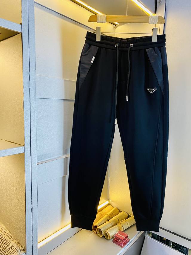普拉达 2024早春新款休闲裤！官网同步发售。品牌经典logo休闲裤 ，定制面料，舒适度极好，手触感强烈。辨识度极高，完美品相工艺。 尺码：M-3Xl