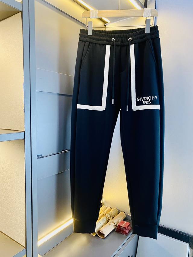 纪梵希 2024早春新款休闲裤！官网同步发售。品牌经典logo休闲裤 ，定制面料，舒适度极好，手触感强烈。辨识度极高，完美品相工艺。 尺码：M-3Xl