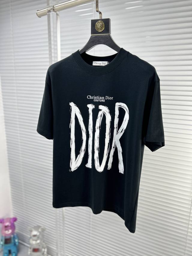 Dio*迪奥 Ss24春夏新款短袖t恤，顶级图案logo，帅气时尚，简约百搭款。面料棉 不仅挺括，保持潮流的廓形，又穿着舒适，纱织更细腻 码数：S-Xxl