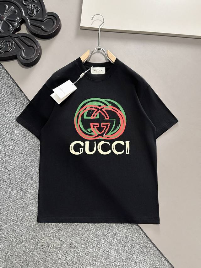 Gucci# 24春夏顶级专柜同步短袖t恤 3标齐全 采用客供进口100%-32支双股新疆棉面料制成，专柜原版面料，品牌辨识度超级强，高街与精致风情十足，绝对能
