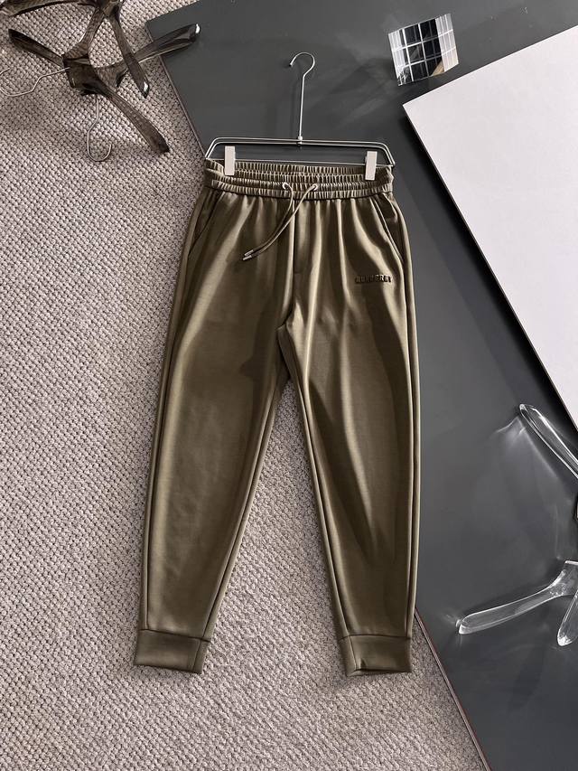 巴宝莉 2024早春新款休闲裤！官网同步发售。品牌经典logo休闲裤 ，定制面料，舒适度极好，手触感强烈。辨识度极高，完美品相工艺。 尺码：M-3Xl