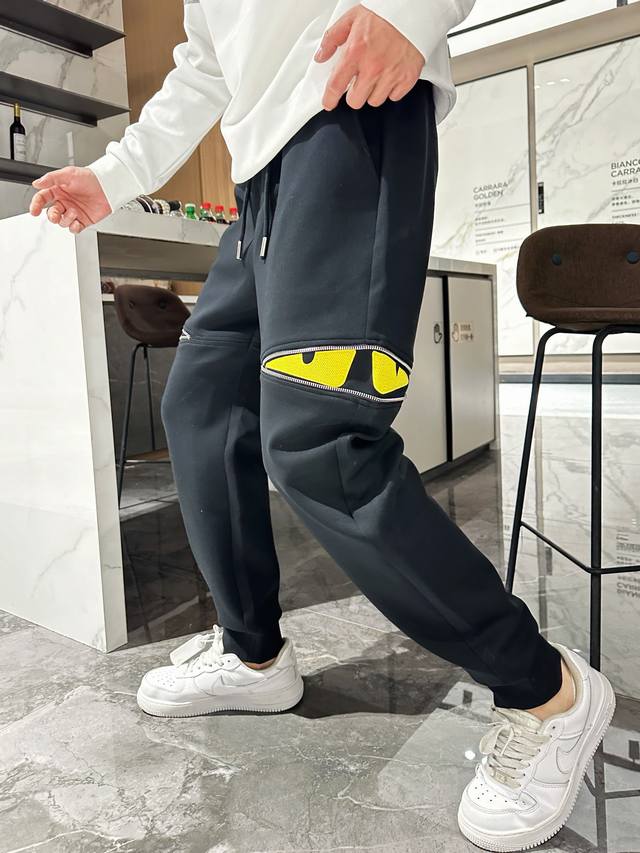 芬迪 2024早春新款休闲裤！官网同步发售。品牌经典logo休闲裤 ，定制面料，舒适度极好，手触感强烈。辨识度极高，完美品相工艺。 尺码：M-3Xl