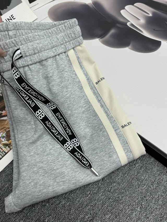 巴黎世家 2024早春新款休闲裤！官网同步发售。品牌经典logo休闲裤 ，定制面料，舒适度极好，手触感强烈。辨识度极高，完美品相工艺。 尺码：M-3Xl