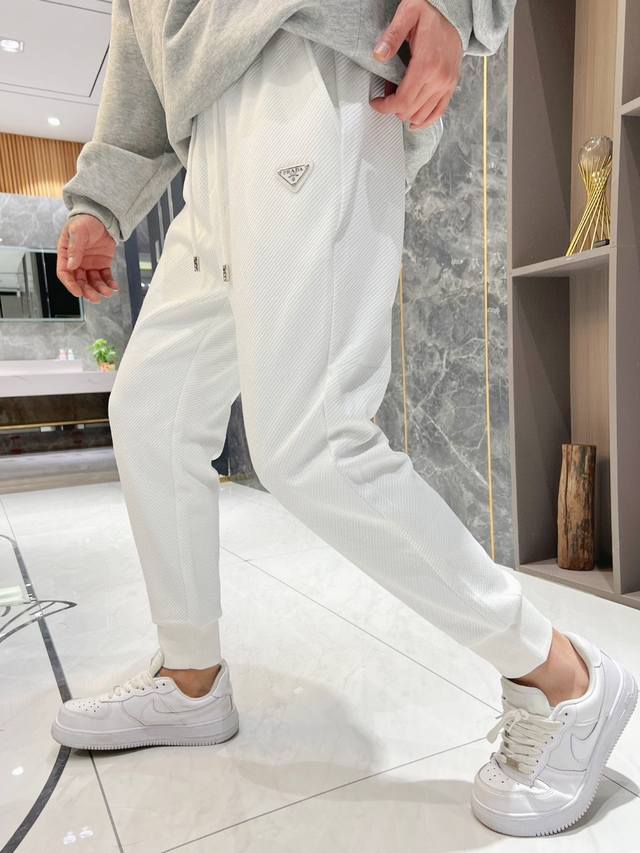 普拉达 2024春夏新款休闲裤！官网同步发售。品牌经典logo休闲裤 ，定制面料，舒适度极好，手触感强烈。辨识度极高，完美品相工艺。 尺码：M-3Xl
