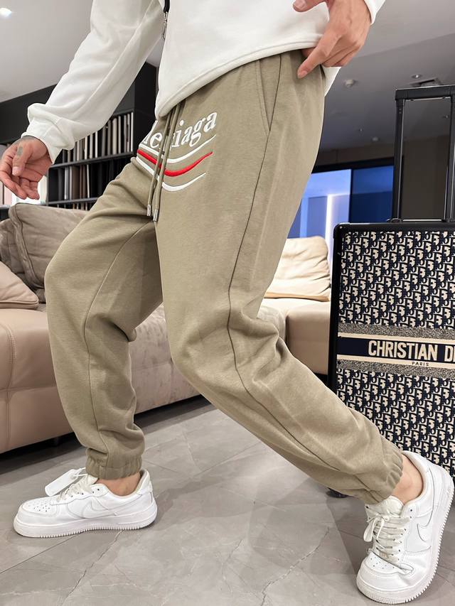 巴黎世家 2024春季新款休闲裤！官网同步发售。品牌经典logo休闲裤 ，定制面料，舒适度极好，手触感强烈。辨识度极高，完美品相工艺。 尺码：M-3Xl