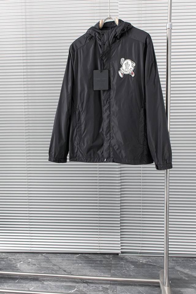 New# M1 Moncler 防水立领夹克外套#同步官网发售！贸易公司渠道稀出，原厂代工出品，该款夹克外层超柔聚酯纤维防风防水，功能与时尚型兼具。时尚美观，防