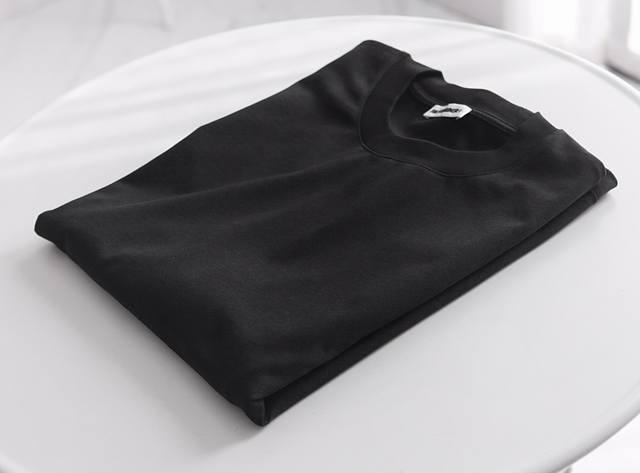 Jil Sander 24春夏新品 Js刺绣设计 圆领短袖t恤，Jilsander创立于德国，因节俭的美学和简约的设计闻名，这款jilsander短袖，很简约的