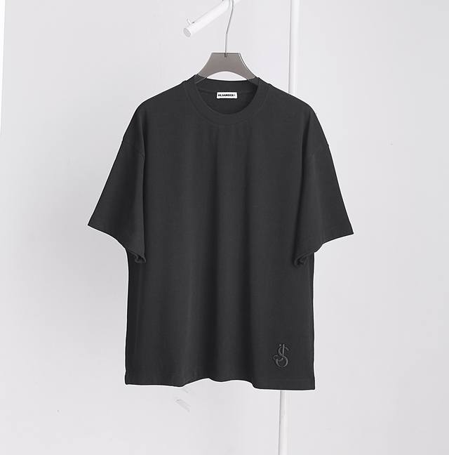 Jil Sander 24春夏新品 Js刺绣设计 圆领短袖t恤，Jilsander创立于德国，因节俭的美学和简约的设计闻名，这款jilsander短袖，很简约的