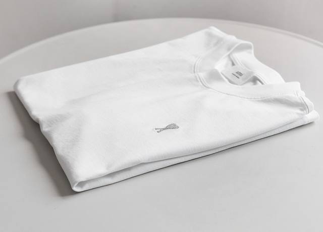Ami 24春夏新品 极简风白银爱心刺绣 圆领短袖t恤，Ami是非常小众且火爆的品牌，在休闲与正式的界限，今年最流行的极简风高级路线实穿率都很高！直呼太好看系列