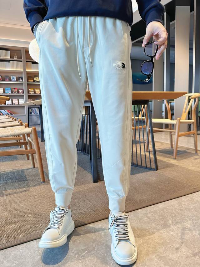 北面 2024早春新款休闲裤！官网同步发售。品牌经典logo休闲裤 ，定制面料，舒适度极好，手触感强烈。辨识度极高，完美品相工艺。 尺码：M-3Xl