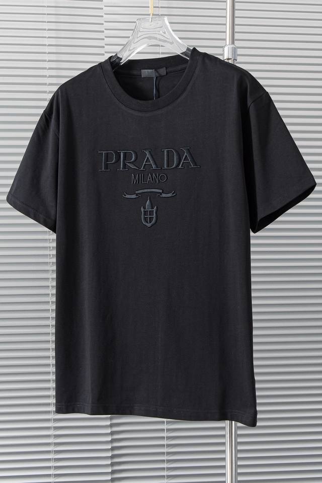 New# Prada 普拉达 2024Ss圆领短袖t恤。贸易公司订单，客供进口双纱精梳棉面料，以天然植物纤维提炼出来，手感柔软，穿着舒适，完全不易有刺激皮肤，这