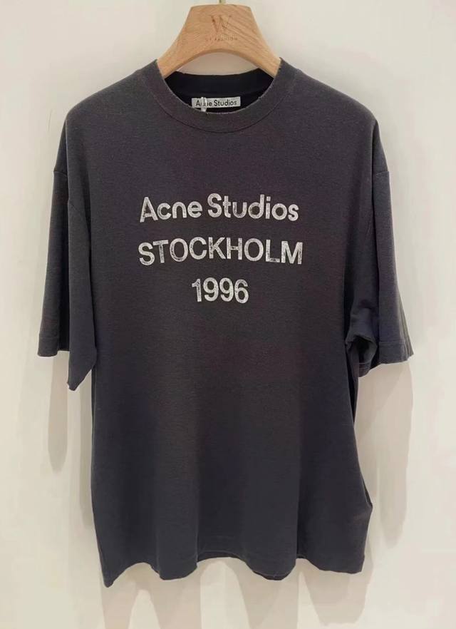 Acne Studios 男女 Tee 1996系列 洗水 做旧 破坏效果 褪色效果特别的自然 年代感呼之欲出 宽松的版型 对身材特别的包容 百搭时尚！ 码数：