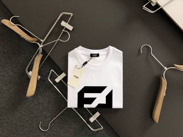 Fend*M- L 24顶级黑白双色双f印花元素潮牌短袖，经典短袖3标齐全，潮男时尚，无论是上身舒适度还是都是无可比拟的存在 170-130 M 175-145