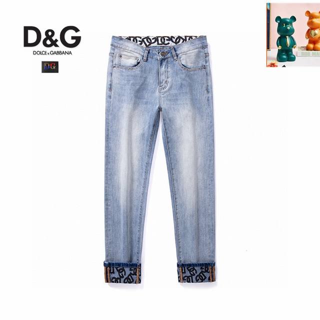 D&G 2024独家专供新款休闲牛仔裤，高端版本 专柜定制面料 透气舒适度高，细节无可挑剔，品牌元素设计理念，体现高品质。手感细腻柔软！呈现休闲裁剪，上身版型超
