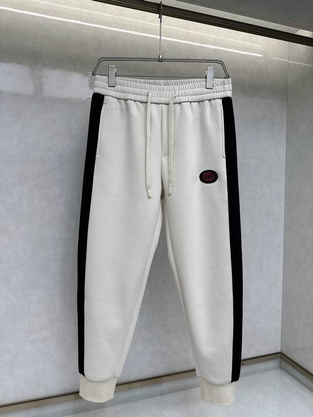 古奇 2024早春新款休闲裤！官网同步发售。品牌经典logo休闲裤，定制面料，舒适度极好，手触感 烈。辦识度极高，完美品相工艺。尺码：M-3Xl