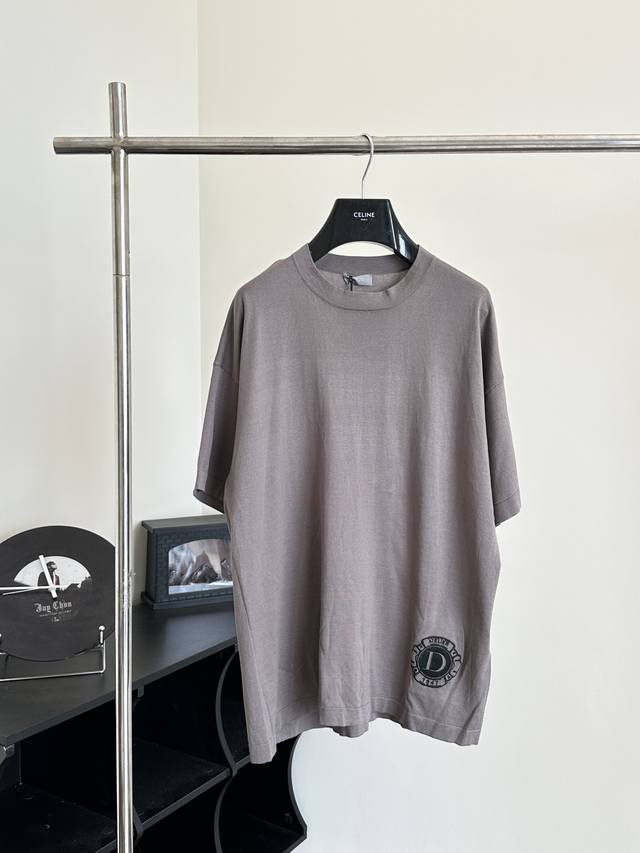 Dio* 迪奥 24Ss新款棉质和桑蚕丝混纺平纹针织短袖t恤 Size：S M L 这款t恤是二零二四夏季男装系列新品，呈现运动风格。采用灰米色棉质和桑蚕丝混纺