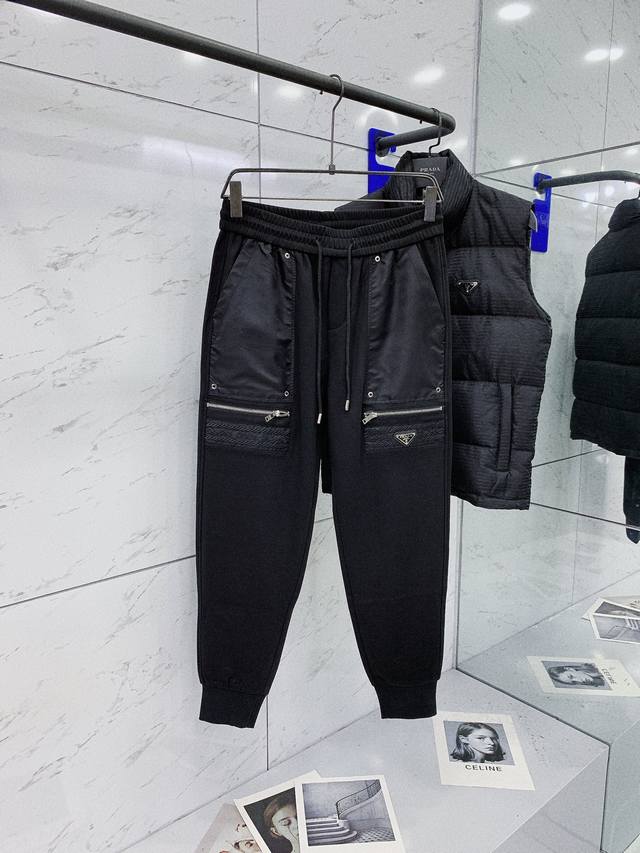 普拉达 2024春季新款休闲裤！官网同步发售。品牌经典logo休闲裤 ，定制面料，舒适度极好，手触感强烈。辨识度极高，完美品相工艺。 尺码：M-3Xl