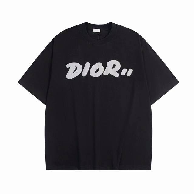 Dior小迪cd集气质与优雅于一身的经典短袖t恤 Tee 经典 简约 隽永的基础款短t 今年面料的再次升级 质感chao级的棒！这款短袖看着简单，却是最考验工艺