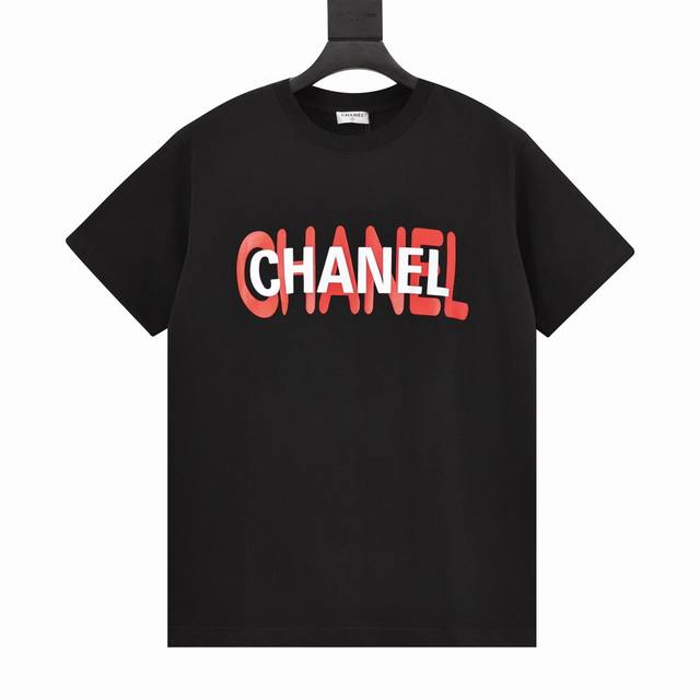 Chanel 香奈儿字母印花logot恤短袖 颜色：黑色 白色 尺码：Xs S M L 采用印花工艺，纯棉柔软面料，对色定染面料，超精细平网印花工艺，潮流感十足