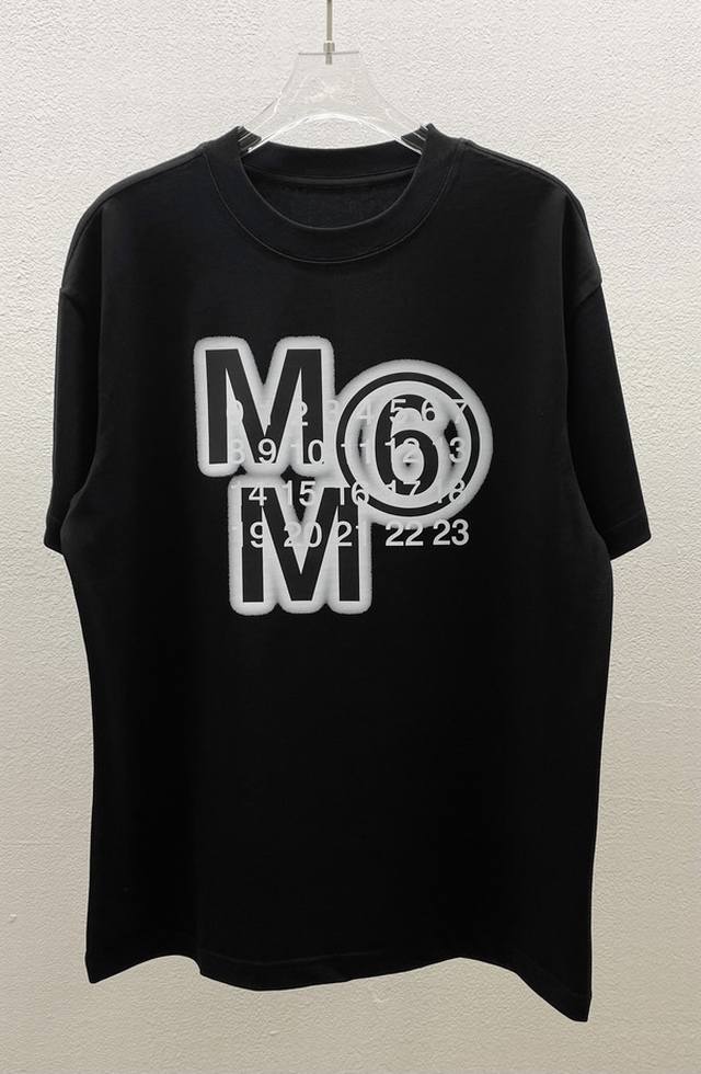 2024春夏系列 Mm6新款印花圆领短袖t恤 经典圆领设计