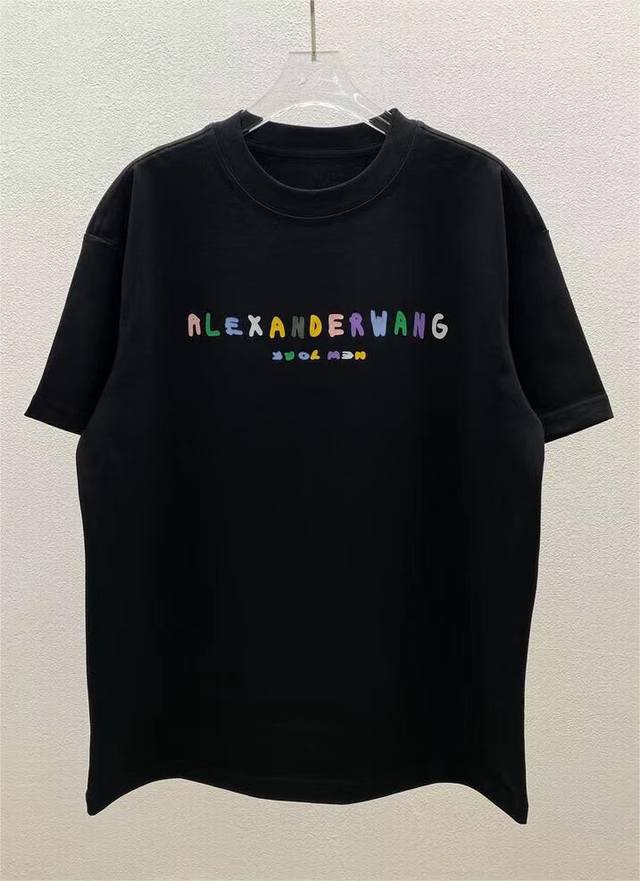 Alexander Wang2024新款t恤 极简无性别穿搭好单品 糖果色logo字母印花 高级感十足，精梳紧密纯棉面料，舒适透气，洗水不变形不缩水。经典简约时