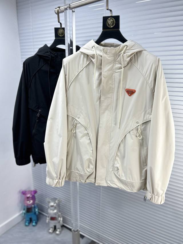 Prad*普拉达 Ss24春款夹克外套。采用客供高密度精材质面料，软糯亲肤，抗皱立挺有型，品牌字母logo，满满的时尚感；适合多种穿搭风格；一款不挑年纪的外套。