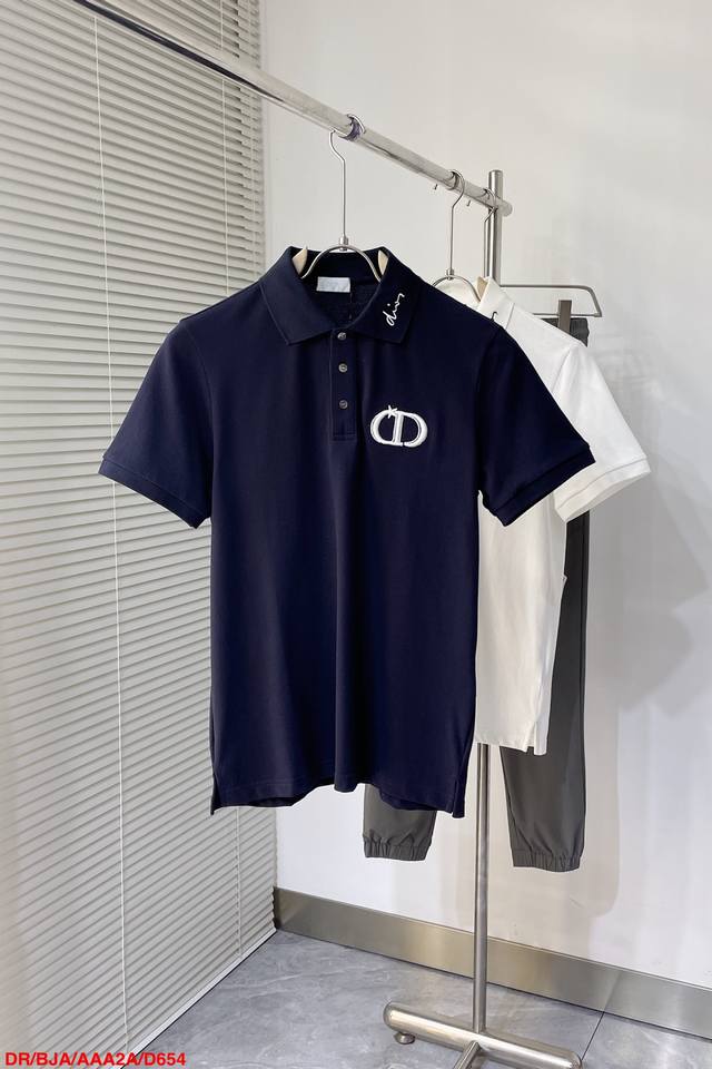 D654 Dr Dior珠地polo衫 采用棉质珠地面料精心制作，胸前饰以本色“Cd Icon”标志刺绣，常规裁剪，尽显典雅气质与休闲风范！尺码：S-Xl 三标
