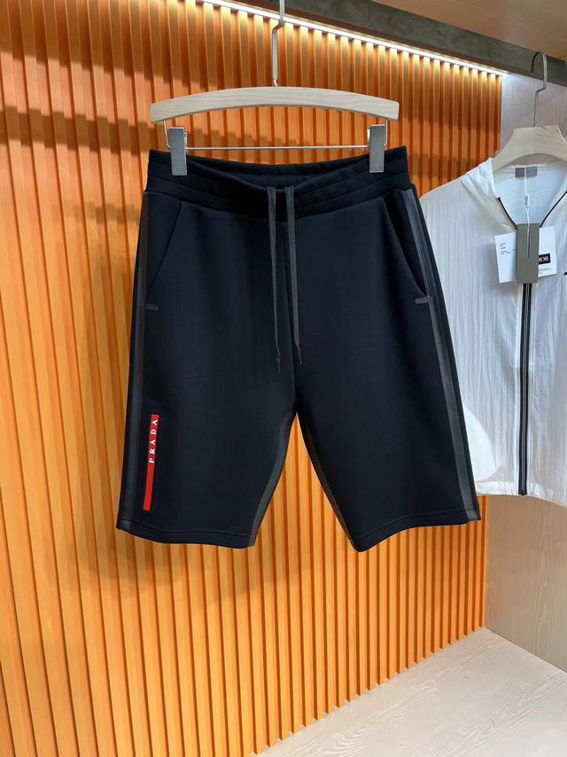 Prada 23年经典三角标拉链口袋休闲短裤 男女同款 贸易公司渠道订单，限定系列，独家发售，经典的百搭神裤，红标系列，辨识度不言而喻，在炎热的夏季没有什么是一