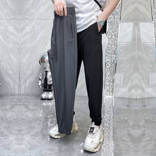罗意威 24新款销量最好款原单进口休闲裤有型又舒服 具有休闲裤自然随性的特色，完美兼备。实物非常漂亮，细节上可见工艺用心，细节都能彰显大牌的品质感。我觉得这样一