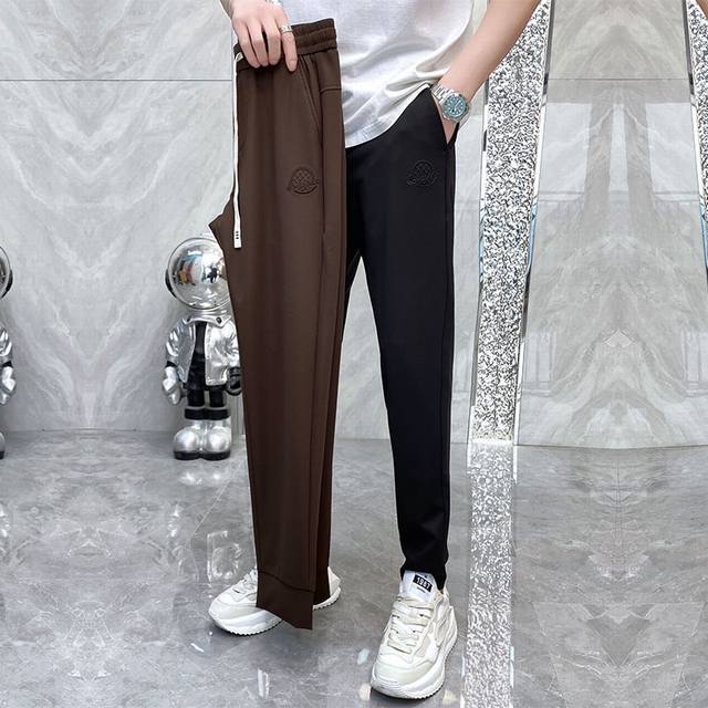 蒙口 24新款销量最好款原单进口休闲裤有型又舒服 具有休闲裤自然随性的特色，完美兼备。实物非常漂亮，细节上可见工艺用心，细节都能彰显大牌的品质感。我觉得这样一条
