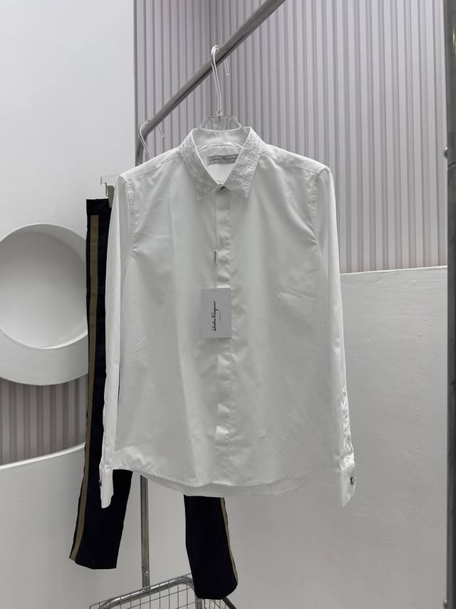 菲拉-A Fl新款男士衬衫 十分低调的款式风格设计，但是当别人窥探你品味之时，却能让他为之一怔，让我为大家介绍下此款衬衫单品，非常亮眼的银扣点缀，高端的经典修身