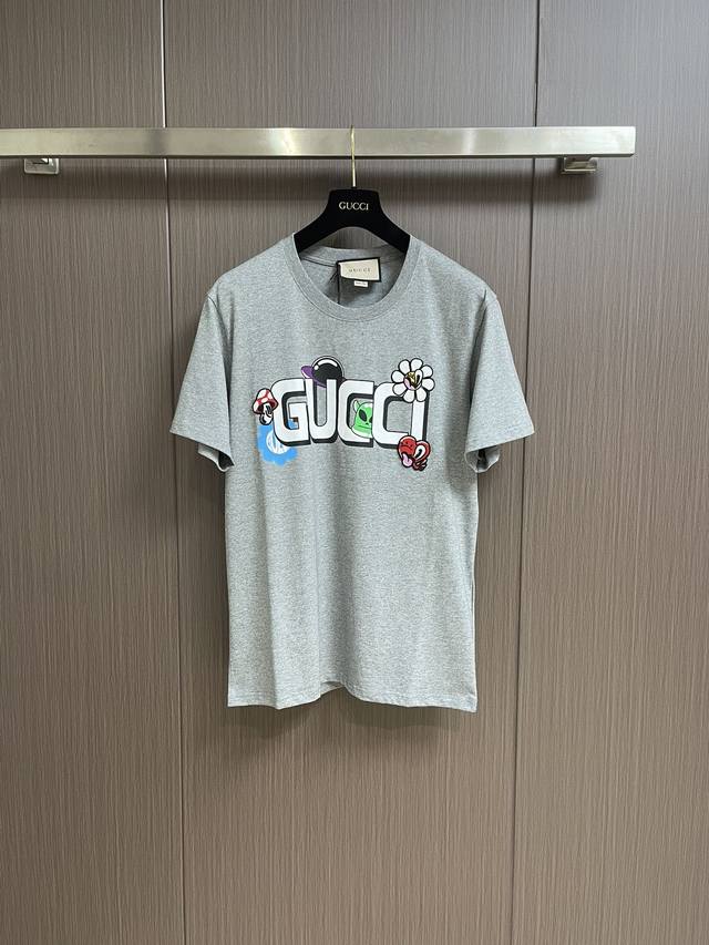 Gucci 2024Ss春夏新款圆领t恤，伦敦艺术家兼插画师hattie Stewart的创意设计，为品牌2024早秋系列添注盎然活力和俏皮之感。在她个性张扬的
