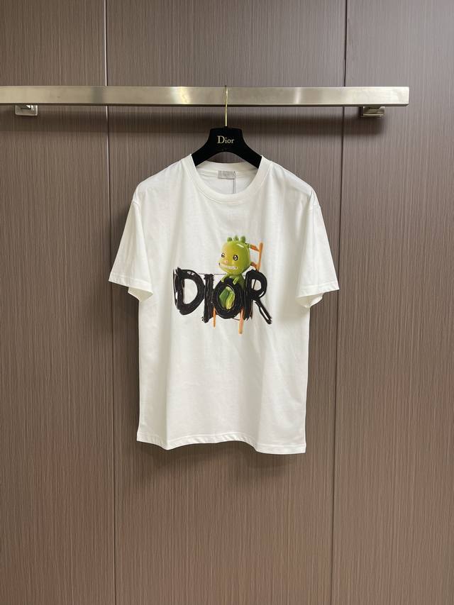 Dior 2024Ss春夏新款短袖t恤，定制专属260克纯棉面料，定制原版工艺螺纹，胸前logo图案印花工艺设计！简约大方，从容百搭，档次极高，完美融入时尚还有