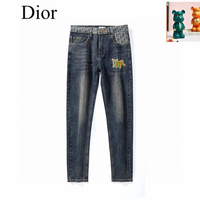 Dior2024独家专供新款休闲牛仔裤，高端版本 专柜定制面料 透气舒适度高，细节无可挑剔，品牌元素设计理念，体现高品质。手感细腻柔软！呈现休闲裁剪，上身版型超