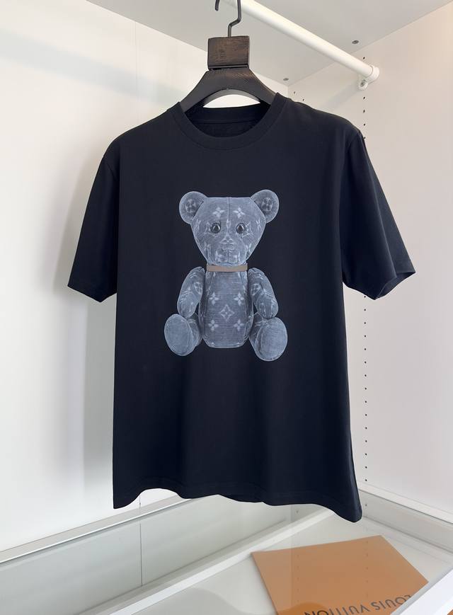L*V路易*登 2024春夏 泰迪小熊 微阔型圆领短袖t恤 泰迪熊结合经典标志设计，以印花的工艺来呈现 时尚而有亮点 微阔的剪裁 针织螺纹领 面料采用高支纯棉的