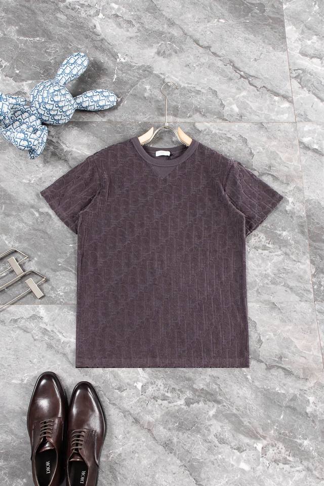 New# Dior毛巾锈短袖t恤#色彩你的春夏短袖t恤:颜色超级正，黑色、白色、海军蓝色、紫罗兰色 棕色 任你选，每一色都让人心动不已。这款t恤采用的是私定毛