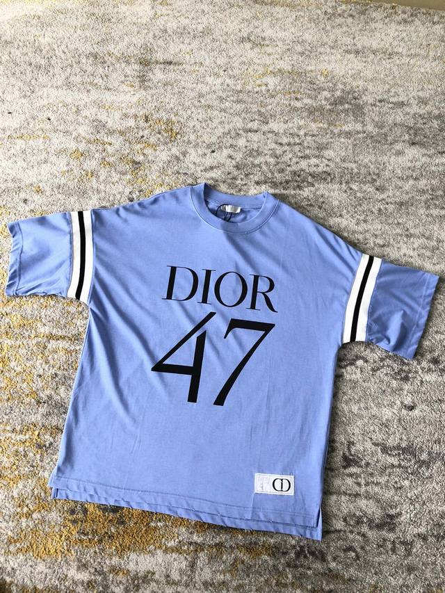Di*Or 2024早春新款纯棉t恤 Dior 1947 标志印花，向 Dior 承传以及这一具有历史意义的年份致敬。采用白色棉质平纹针织精心制作，呈现时尚的烧