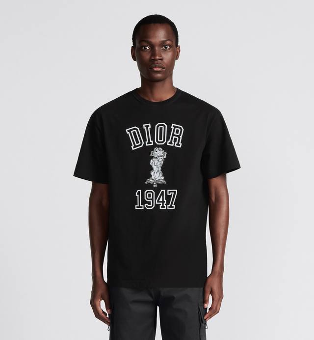 Dior 迪奥2024春夏新款波比狗植绒印花字母短袖圆领t恤男女同款 这款 T 恤是二零二四夏季男装系列新品，以 Dior 先生的宠物 Bobby 装饰，多年来