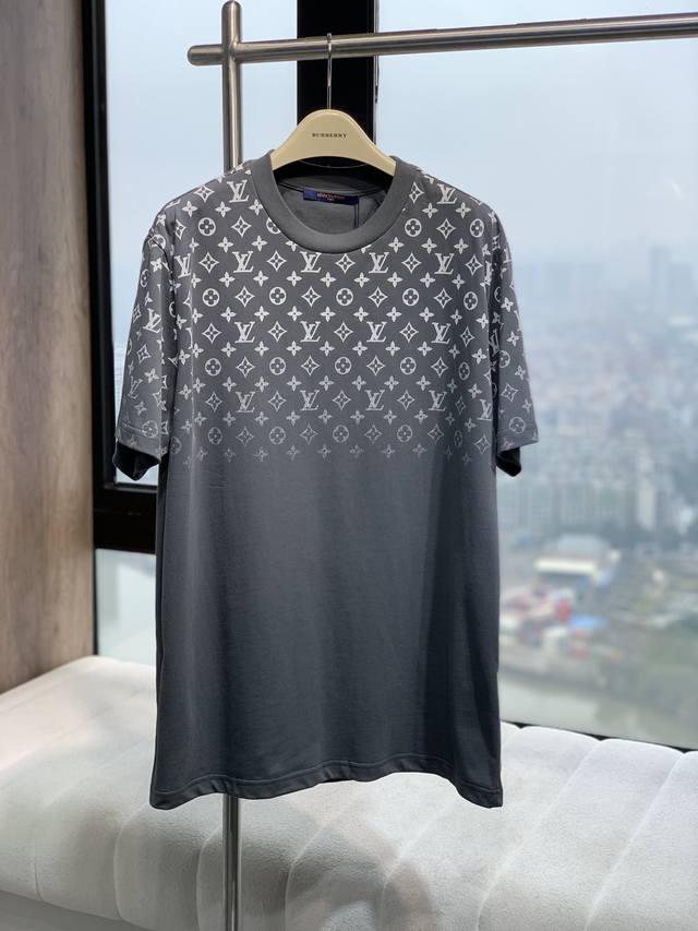Louis Vuitto*N 路易威-登，2024Ss春夏新款圆领短袖t恤，专柜同步在售， 定织棉质面料，柔软细腻，渐变老花logo图案，三标辅料齐全， 黑色，